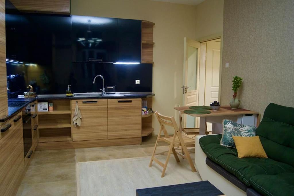 Cozy 2Br Oasis In Central Burgas Exterior foto
